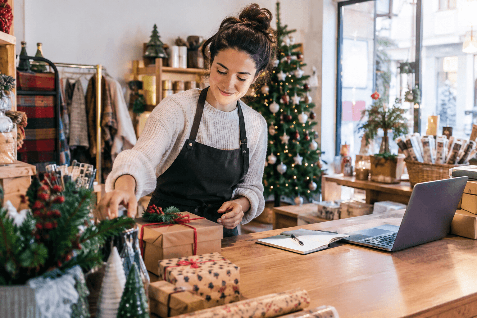 Escena de comercio local relacionada con Cómo preparar una campaña de Navidad para un comercio local: calendario, oferta y seguimiento