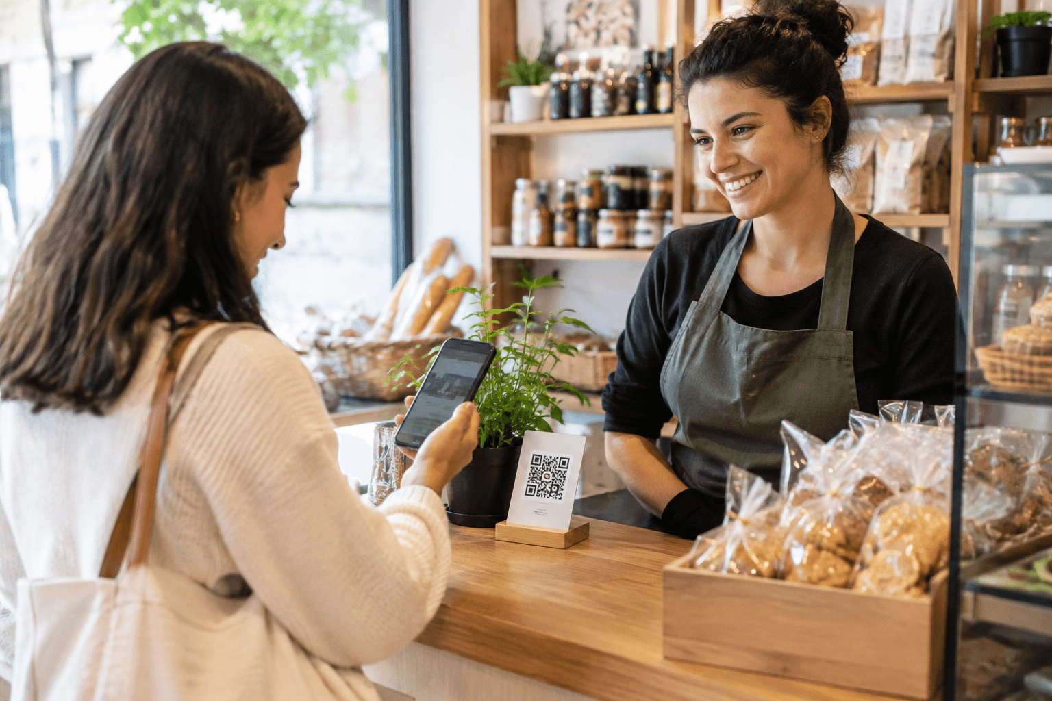 Escena de comercio local relacionada con Cómo vender por WhatsApp Business sin perder pedidos: catálogo, QR y un proceso de confirmación